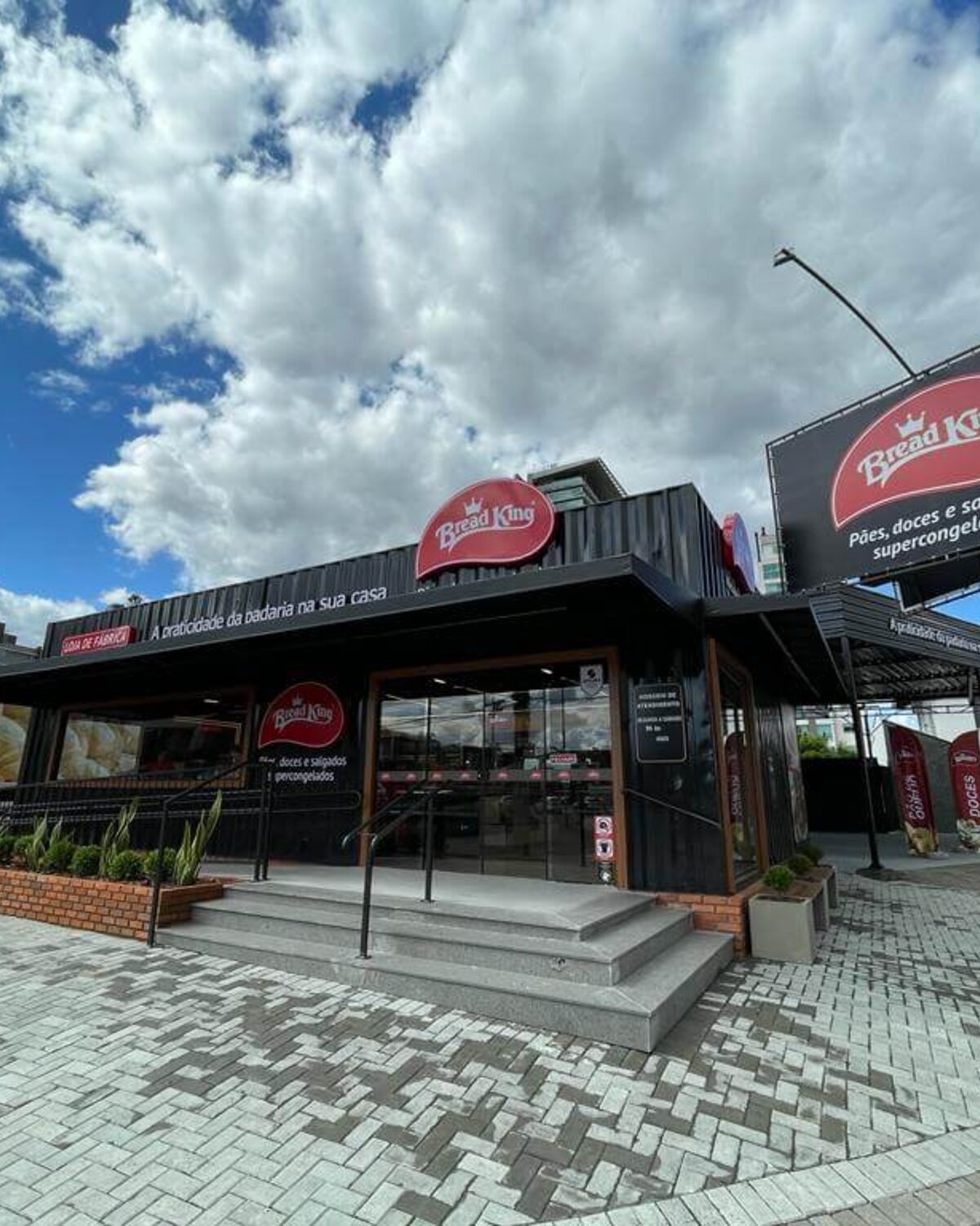 Fachada da loja de fábrica Bread King Blumenau, no bairro Velha